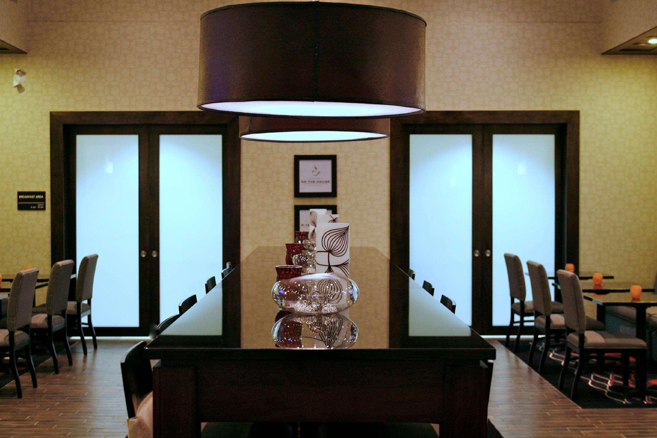 Hampton Inn & Suites Red Deer Penhold Restoran fotoğraf