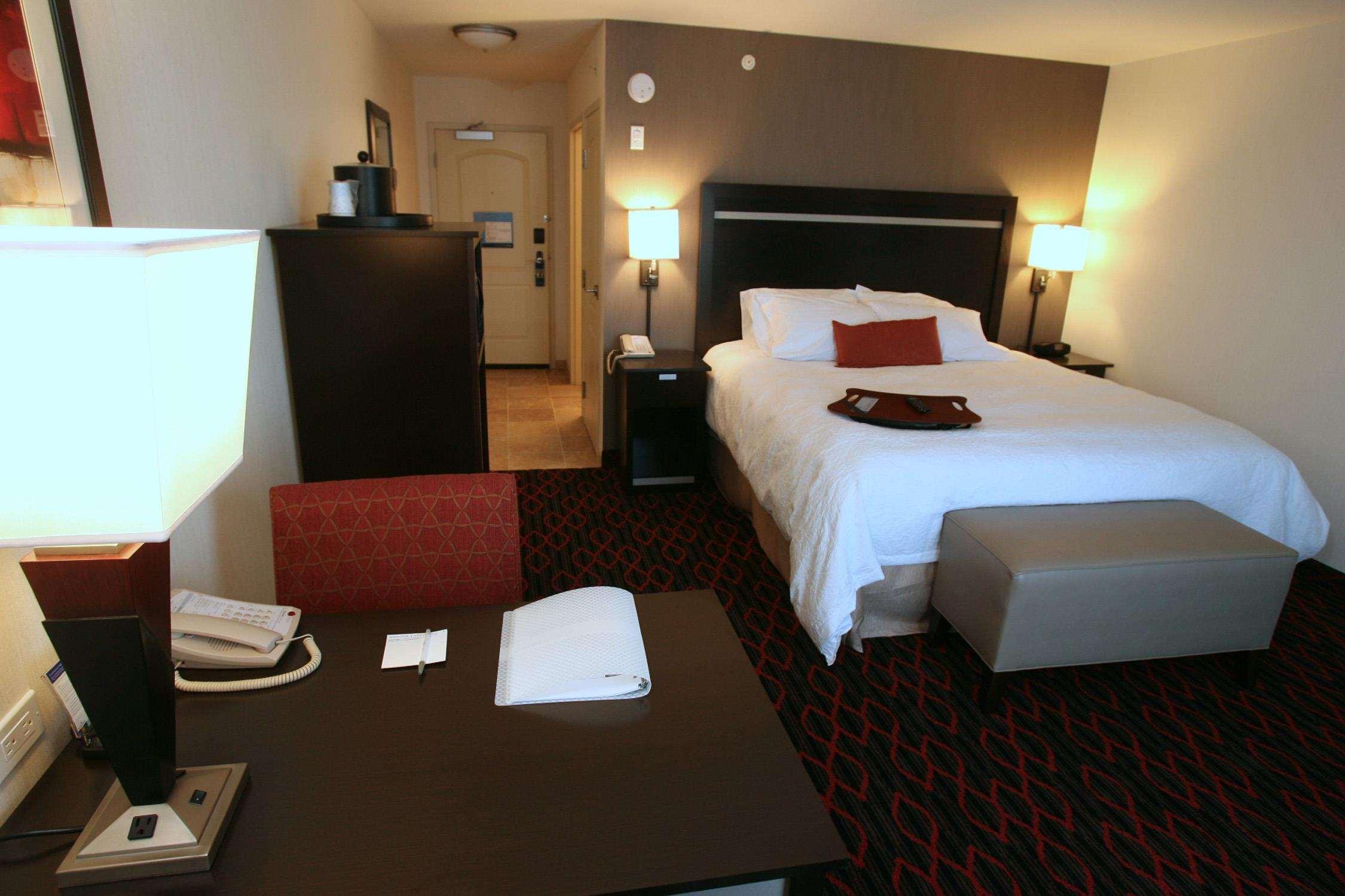 Hampton Inn & Suites Red Deer Penhold Oda fotoğraf