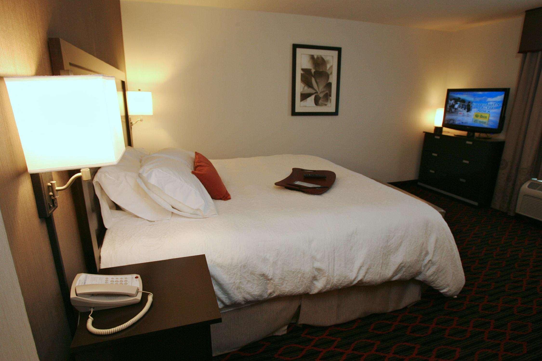 Hampton Inn & Suites Red Deer Penhold Oda fotoğraf