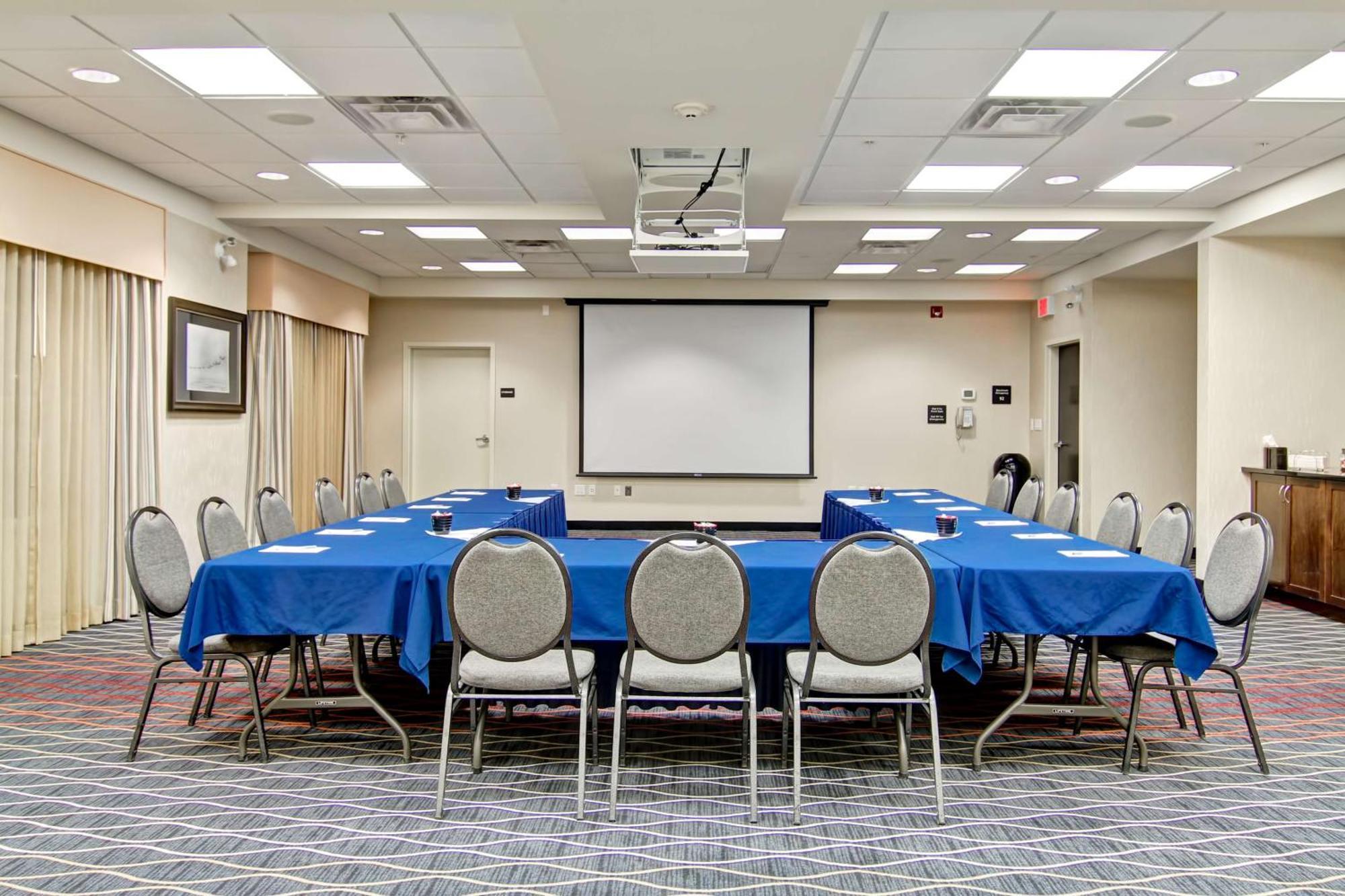 Hampton Inn & Suites Red Deer Penhold Dış mekan fotoğraf
