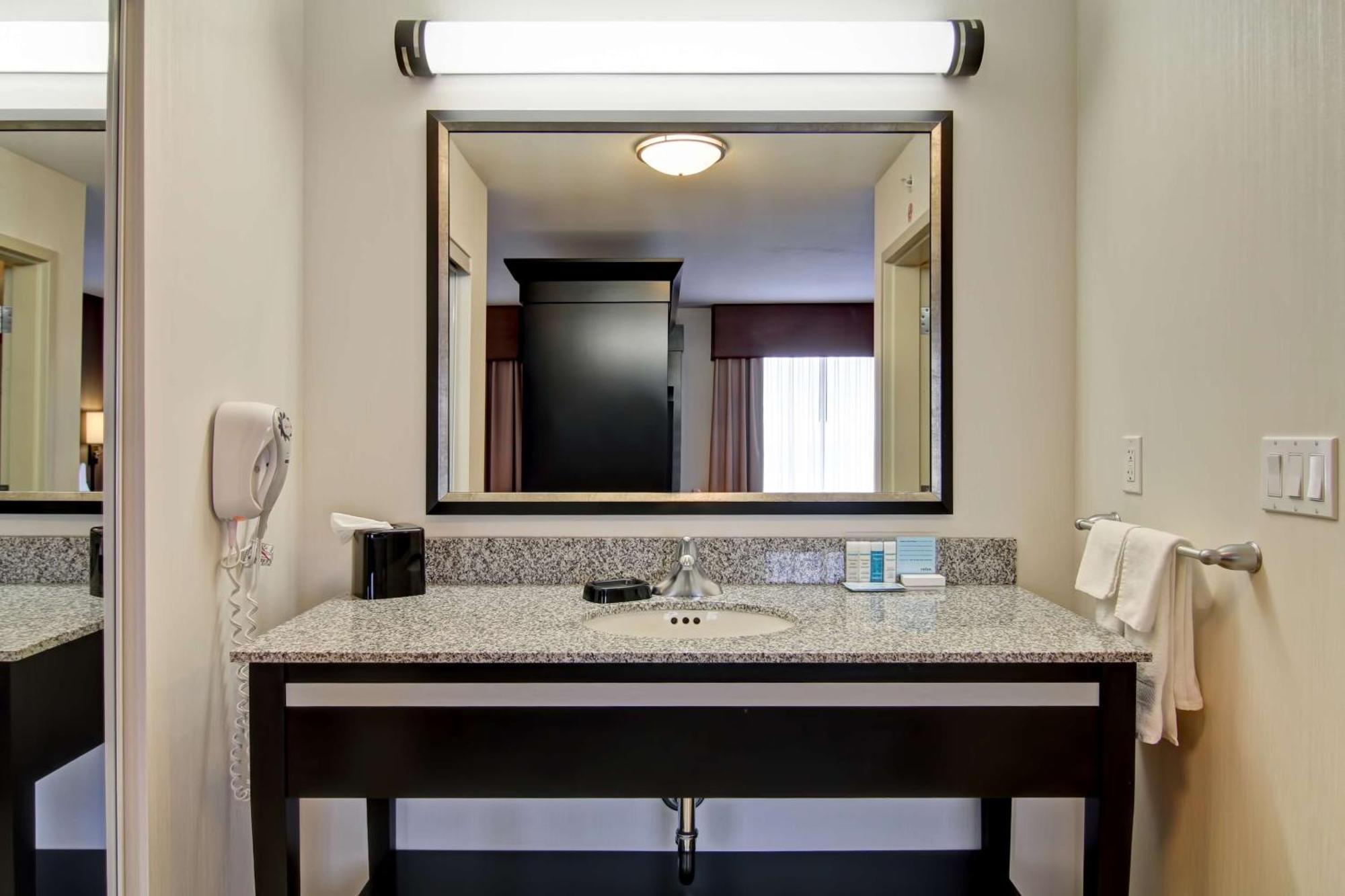 Hampton Inn & Suites Red Deer Penhold Dış mekan fotoğraf