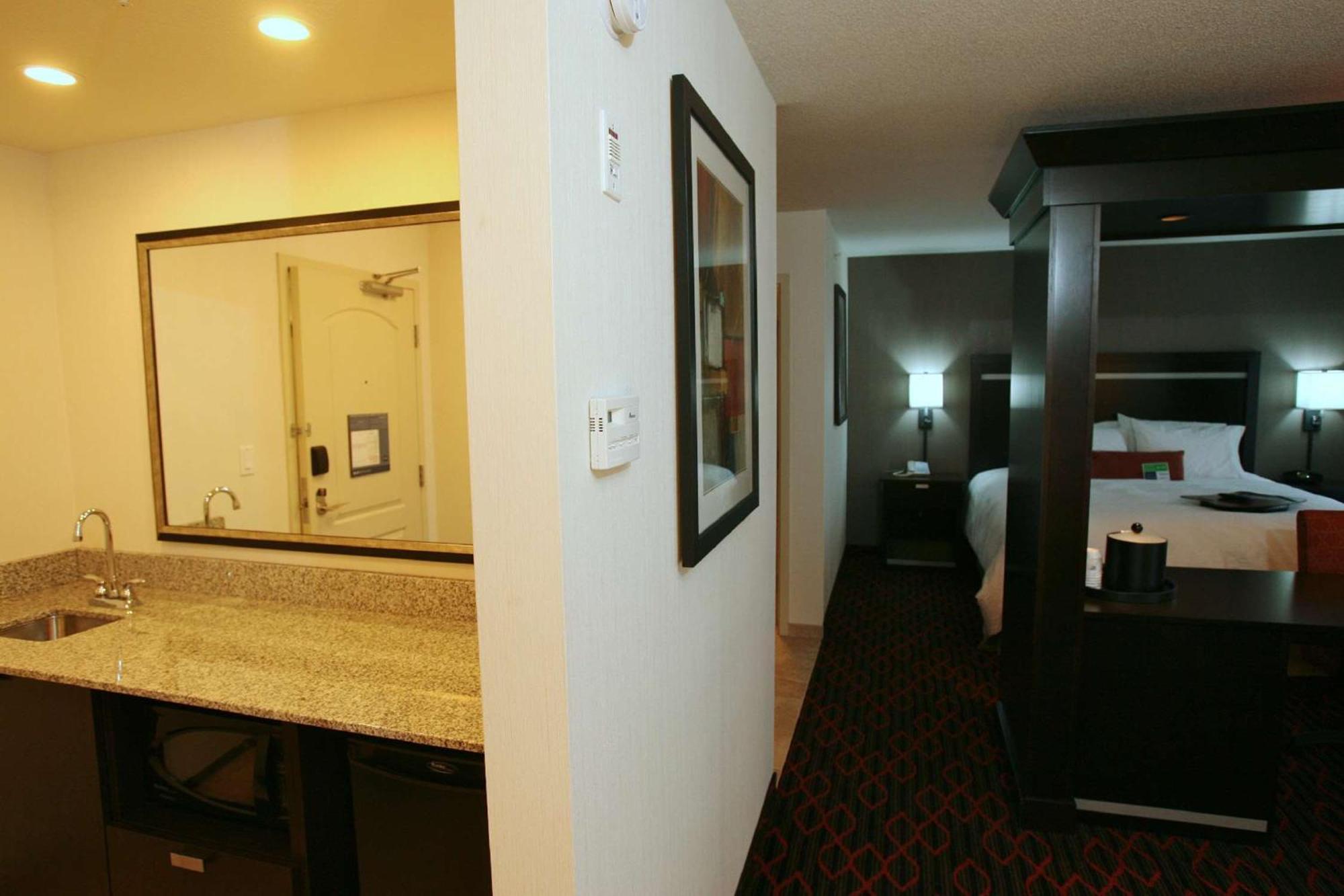 Hampton Inn & Suites Red Deer Penhold Dış mekan fotoğraf