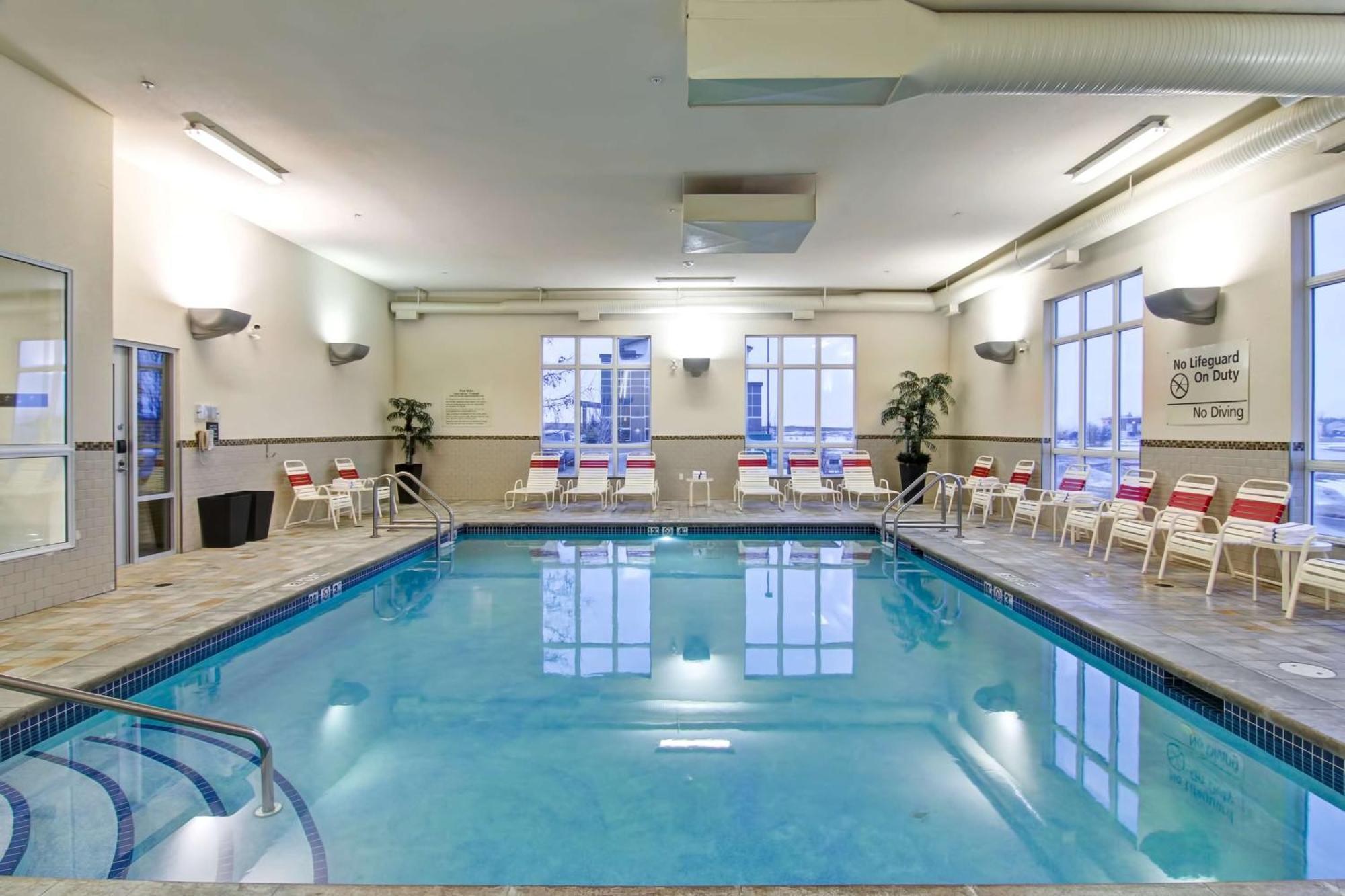 Hampton Inn & Suites Red Deer Penhold Dış mekan fotoğraf